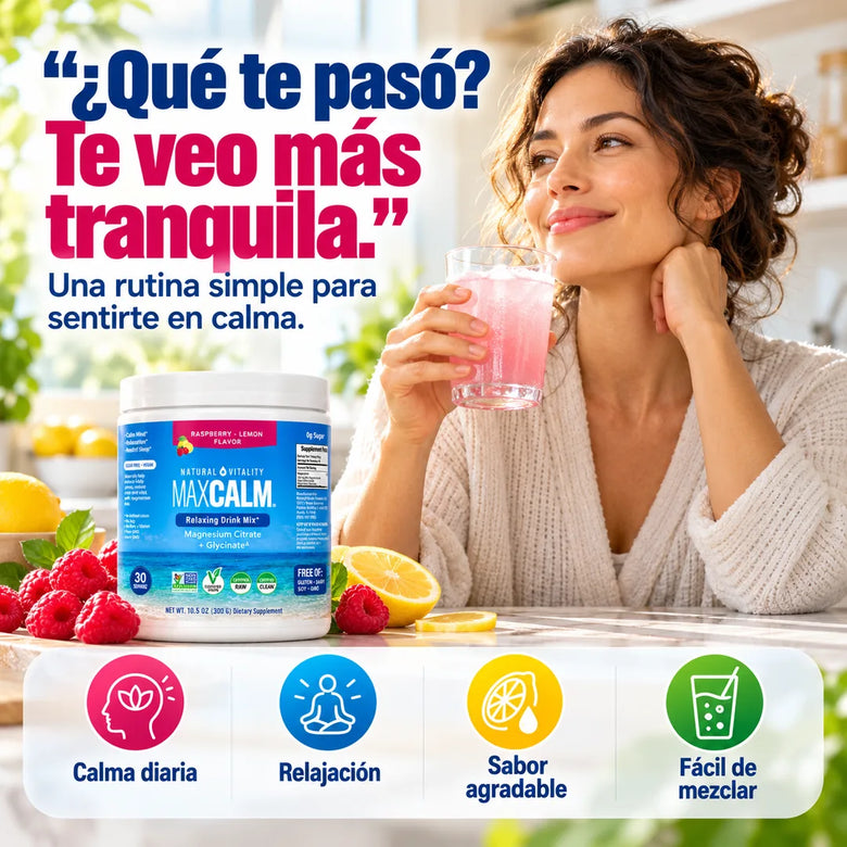 Mujer tomando MAXCALM en su cocina